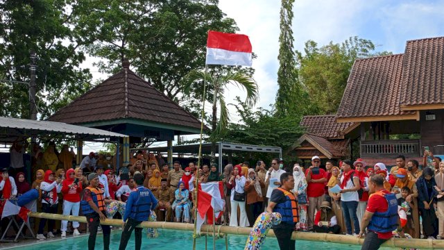 Keseruan pimpinan SKPD Pemkab Gowa saat mengikuti Lomba Pukul Bantal di Kolam Mario Sungguminasa, Senin (14/08/2023). (Chaerani/Republiknews.co.id)