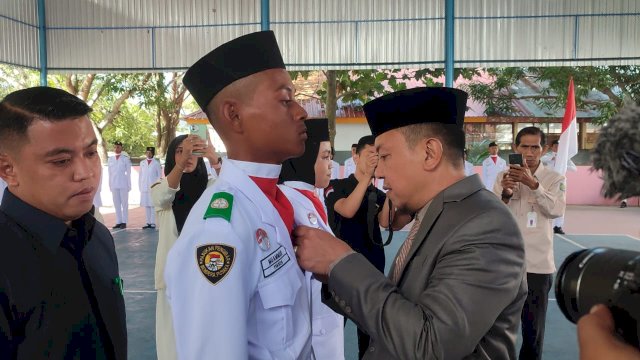 Bupati Kepulauan Selayar Basli Ali, saat menyematkan Pin pengukuhan Anggota Paskibraka, Selasa (15/08/2023). (Istimewa)