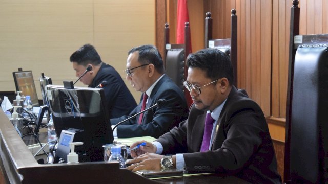 Suasana sidang dengan agenda Pembacaan Keputusan yang dilakukan Ketua Majelis Komisi Yudi Hidayat disaksikan Anggota Majelis Harry Agustanto, dan Guntur Syahputra Saragih, di Kantor KPPU Jakarta, kemarin. (Humas KPPU Jakarta)