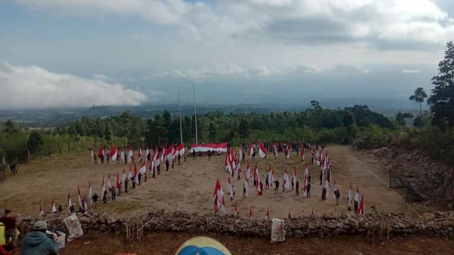 Para pembawa bendera merah putih di Puncak Agrowisata Bontolojong, terlihat membentuk formasi Barisan bertuliskan angka 78 sebagai tanda HUR RI ke-78. (Istimewa)