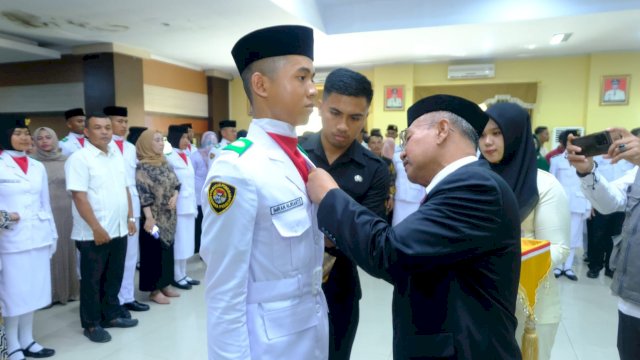 Bupati Jeneponto Iksan Iskandar, saat mengukuhkan Anggota Paskibraka, Rabu (16/08/2023). (Istimewa)