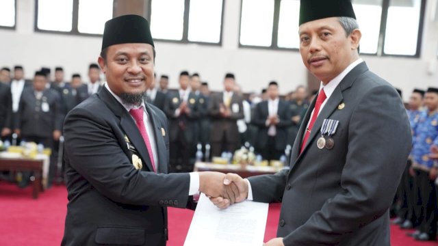 Gubernur Sulsel Andi Sudirman Sulaiman, menyerahkan SK kepala Pj Sekda Sulsel Andi Muhammad Arsjad usai pelantikan, Rabu (16/08/2023). (Istimewa)