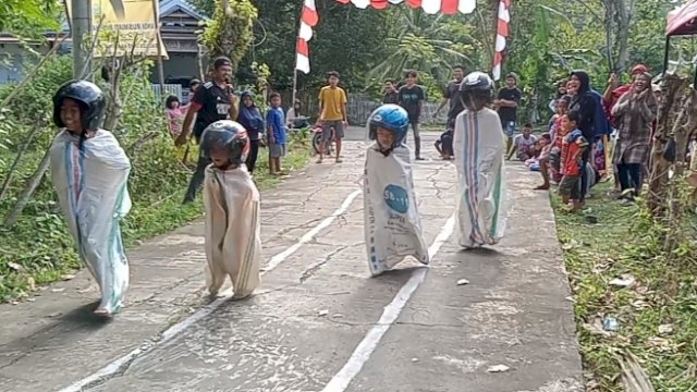Salah Satu Lomba Balap Karung yang Diperlombakan Pemuda Gojeng menjadi Primadona Anak-anak. (Ist)