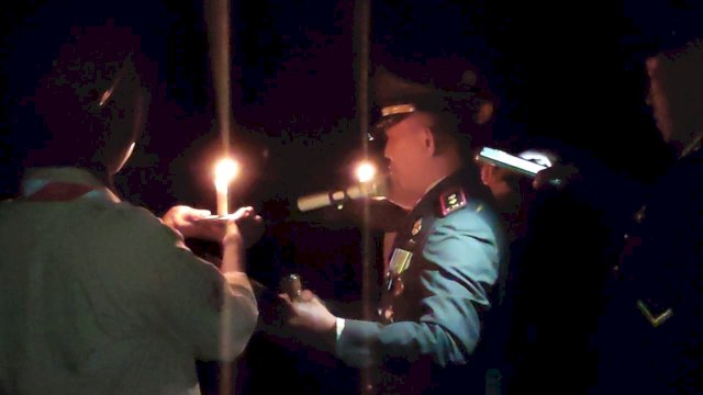 Komandan Kodim 1415 Selayar Letkol Inf. Nanang Agung Wibowo, saat memimpin Apel Kehormatan dan Renungan Suci jelang HUT ke-78 Kemerdekaan Republik Indonesia digelar di TMP Barugaiya, Desa Barugaiya, Kamis (16/08/2023) dini hari. (Istimewa)