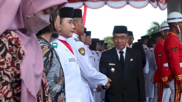 Bupati Kutai Timur Ardiansyah Sulaiman, saat menyalami satu persatu Anggota Paskibraka, Kamis (17/08/2023). (Istimewa)