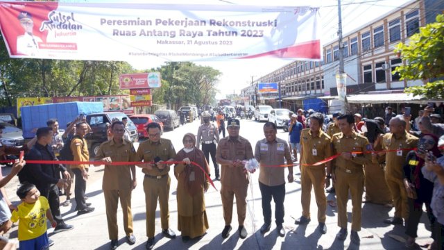 Gubernur Sulsel Andi Sudirman Sulaiman, didampingi Anggota DPRD dan Pejabat Lingkup Pemprov Sulsel saat meresmikan Jalan Antang Raya, Senin (22/08/2023). (Istimewa)