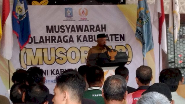 Bupati Soppeng Andi Kaswadi Razak, saat memberikan sambutan pada Musyawarah Olahraga KONI Kabupaten Soppeng, Selasa (22/08/2023). (Istimewa)