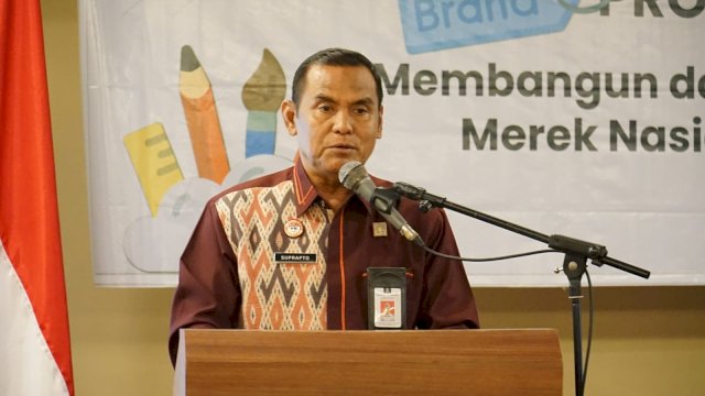 Kepala Divisi (Kadiv) Pemasyarakatan Kanwil Kemenkumham Sulsel, Suprapto saat memberikan keterangannya saat menghadiri Workshop Promosi dan Diseminasi Merek Kolektif mewakili Kepala Kantor Wilayah, Liberti Sitinjak di Hotel Claro Makassar, kemarin. (Dok. Humas Kanwil Kemenkumham Sulsel)