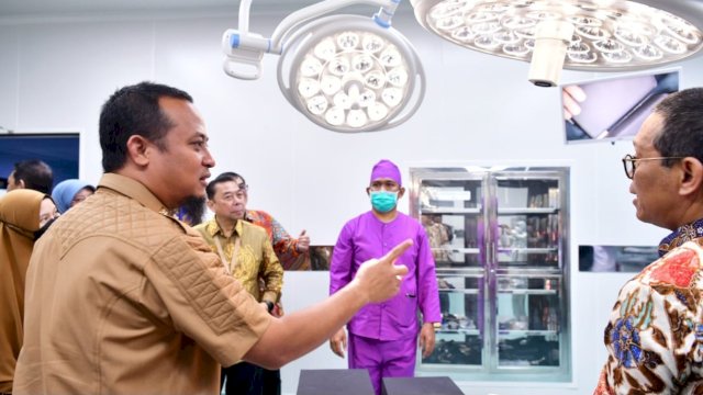 Gubernur Sulsel Andi Sudirman Sulaiman, saat meninjau ruang penindakan di Eumah Sakit Regional La Mappapenning, Selasa (22/08/2023). (Istimewa)