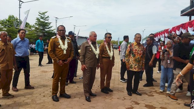 Gubernur Kaltim Isran Noor, bersama Bupati dan Wakil Bupati Kutim Ardiansyah Sulaiman dan Kasmidi Bulang, saat menghadiri peresmian Gedung baru STIE Nusantara Sangatta, Selasa (22/08/2023). (Istimewa)
