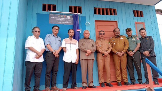 Gubernur Kaltim Isran Noor, bersama jajaran Unsur Forkopimda Pemkab Kutim dan PT. KPC, saat meresmikan Pembangunan Rumah Layak Huni (PRLH), program CSR PT. Kaltim Prima Coal tahun 2022. (Istimewa)