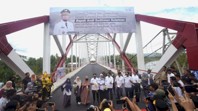 Pengguntingan Pita peresmian Jembatan Pacongkang Kabupaten Soppeng, oleh Gubernur Sulsel Andi Sudirman Sulaiman, Rabu (23/08/2023). (Istimewa)