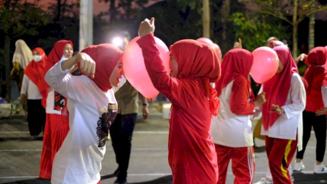 Peserta yang berasal dari pengurus TP PKK Kabupaten Gowa saat hadir memeriahkan Lomba 17an HUT RI di Pelataran Rumah Jabatan Bupati Gowa, kemarin. (Dok. Humas Gowa)