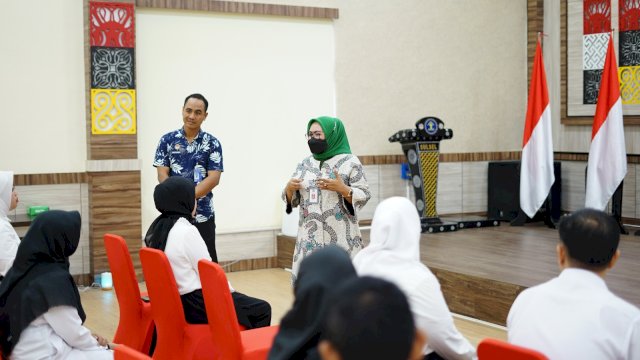 Kepala Divisi Administrasi Kanwil Kemenkumham Sulsel, Indah Rahayuningsih mewakili Kakanwil Liberti Sitinjak saat meninjau proses tes wawancara kompetensi teknis pindah instansi ke Kemenkumham RI, di Aula Bhineka Tunggal Ika Kanwil Kemenkumham Sulsel, Kamis (24/08/2023). (Dok. Humas Kanwil Kemenkumham Sulsel)
