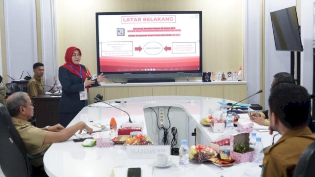 Reformer Rancangan Perubahan Gowa Discovery sekaligus Sekretaris Diskominfo-SP Kabupaten Gowa Widiah Restuti Hasan saat menjelaskan terkait proyek perubahan Gowa Discovery di sela-sela seminar, di Room A'Kio, Kantor Bupati Gowa, kemarin. (Dok. Humas Gowa)