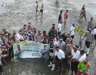 Polres Selayar Gelar Aksi Tanam 1000 Pohon di Perkampungan Nelayan Padang