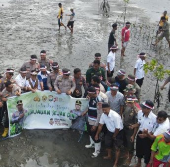 Polres Selayar Gelar Aksi Tanam 1000 Pohon di Perkampungan Nelayan Padang