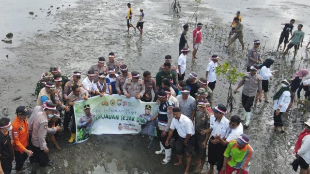 Polres Selayar Gelar Aksi Tanam 1000 Pohon di Perkampungan Nelayan Padang