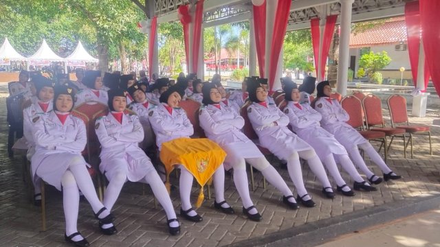 Anggota Paskibraka HUT RI ke-78 Tahun 2023 Kabupaten Kepulauan Selayar terlihat lesu karena kelaparan saat kegiatan pengibaran bendera 17 Agustus lalu. (Istimewa)