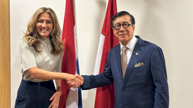 Menteri Hukum dan HAM, Yasonna H. Laoly membangun kerja sama dengan Pemerintah Belanda untuk memerangi kejahatan transnasional di sela-sela pertemuan dengan Menteri Kehakiman dan Keamanan Belanda, Dilan Yeşilgöz-Zegerius, kemarin. (Dok. Humas Kanwil Kemenkumham Sulsel)