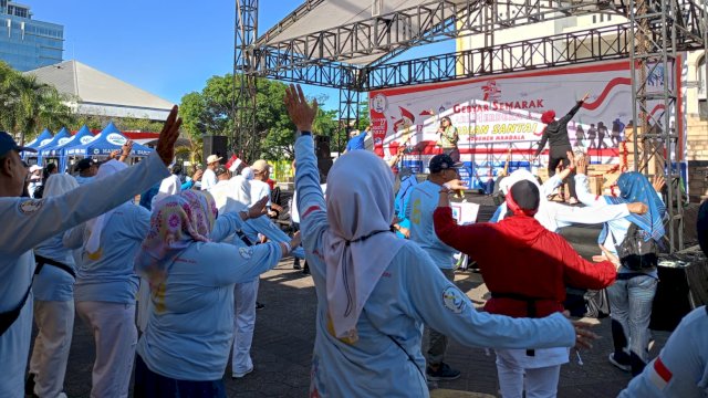 Senam Maumere yang diikuti seluruh alumni IKA Smandel Makassar memeriahkan Gebyar Semarak Hari Merdeka 2023 di pelataran Monumen Mandala Makassar, Minggu (27/08). Kegiatan ini berhasil digelar angkatan 98 Smandel Makassar. (Dok. Chaerani/Republiknews.co.id)