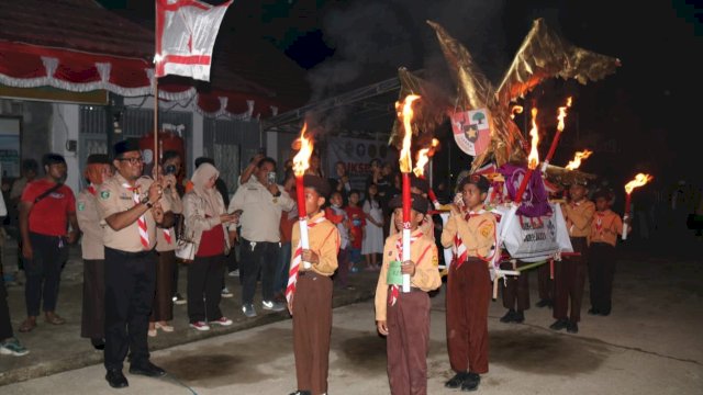 Wakil Bupati Kutai Timur Kasmidi Bulang, saat melepas peserta Pawai Obor peringatan HUT Pramuka ke-62, Jumat (25/08/2023). (Istimewa)