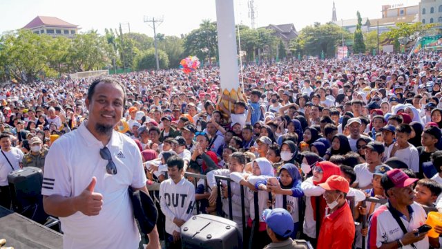 Gubernur Sulsel Andi Sudirman Sulaiman, saat melepas puluhan ribu warga Kota Parepare yang mengikuti Sulsel Anti Mager, Selasa (29/08/2023). (Istimewa)