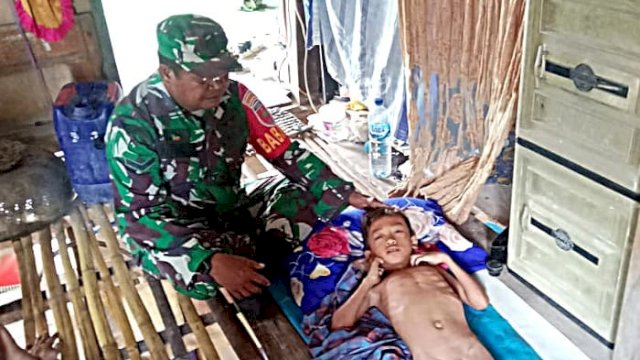 Babinsa Desa Karumpa Serda Abdul Majid, saat mengunjungi salah satu anak warga yang terkena sakit Cacar, Selasa (29/08/2023). (Istimewa)