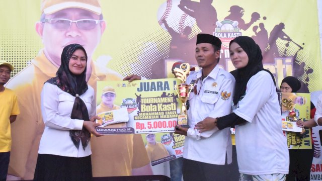 Bupati Luwu Utara Indah Putri Indriani menyerahkan hadiah kepada tim Desa Sumillin yang meraih juara Turnamen Bola Kasti Muhammad Fauzi se Kecamatan Masamba.