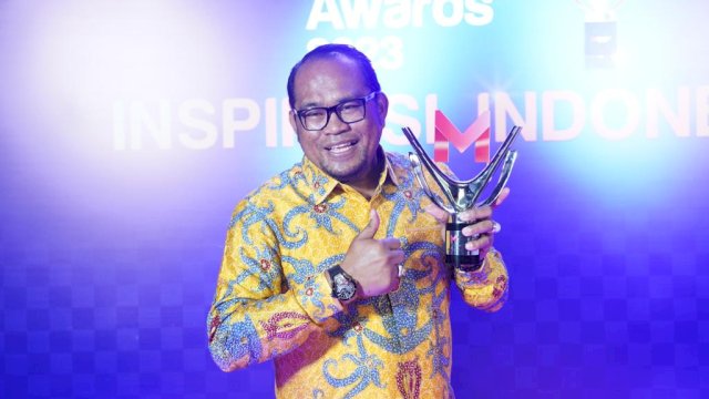 Wakil Bupati Kutai Timur Kasmidi Bulang, memperlihatkan penghargaan Merdeka Award 2023. (Istimewa)
