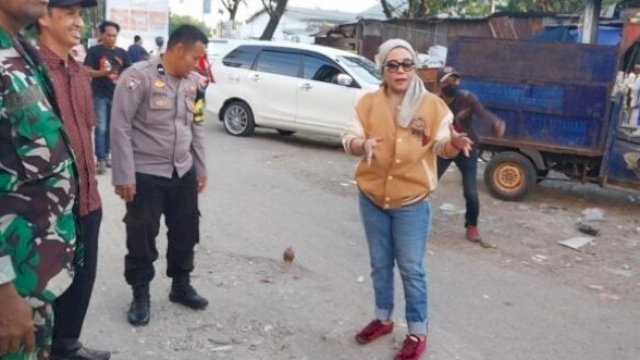 Anggota DPRD Makassar, Nunung Dasniar melakukan kunjungan dapil dengan meninjau langsung kondisi Jalan Bangkala Raya, Makassar, Kamis (8/6/2023). (Foto: Istimewa)