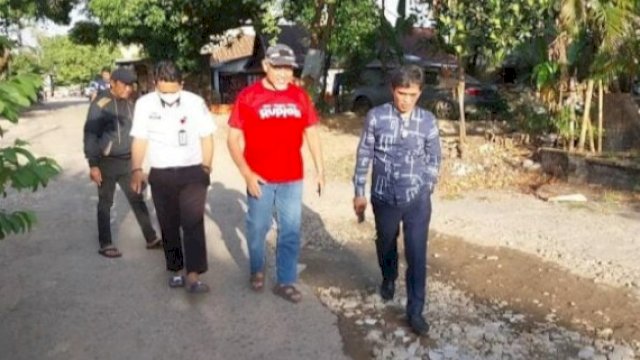 Anggota DPRD Makassar, Hamzah Hamid saat melakukan kunjungan dapil dengan meninjau langsung kondisi jalan dan drainase Jalan Paccinang 4 dan 5, Rabu (14/6/2023). (Foto: Istimewa)