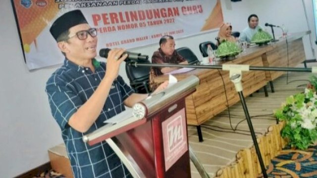 Anggota DPRD Makassar, Muchlis A Misbah saat menyosialisasikan Perda Nomor 5 Tahun 2022 tentang Perlindungan Guru di Hotel Grand Maleo Makassar, Kamis (22/6/2023). (Foto: Istimewa)