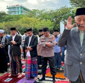 Ketua DPRD Makassar Rudianto Lallo Laksanakan Salat Idul Adha di Anjungan Pantai Losari