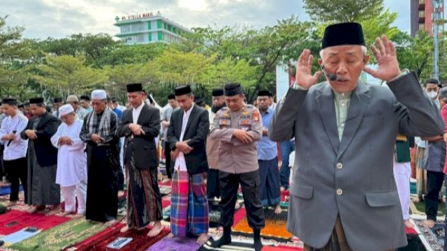 Ketua DPRD Makassar, Rudianto Lallo saat melaksanakan ibadah salat Idul Adha 1444 H di Anjungan City of Makassar, Pantai Losari, Makassar, Rabu (28/6/2023). (Foto: Istimewa)