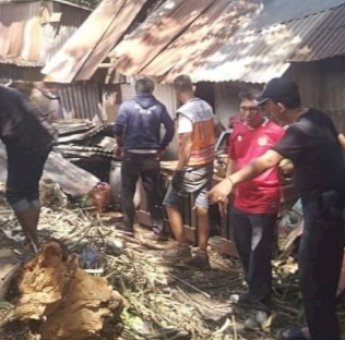 Peduli Sesama, Legislator Makassar Muchlis Misbah Tinjau Rumah Warga Tertimpa Pohon