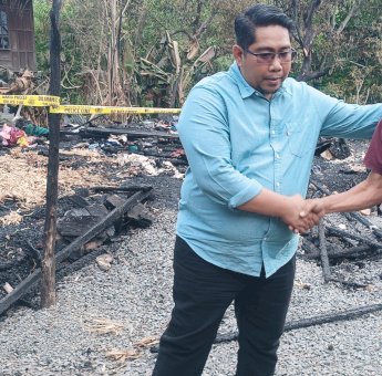 Kunjungi Korban Kebakaran di Bacukiki, Asy’ari Abdullah Salurkan Bantuan Sembako