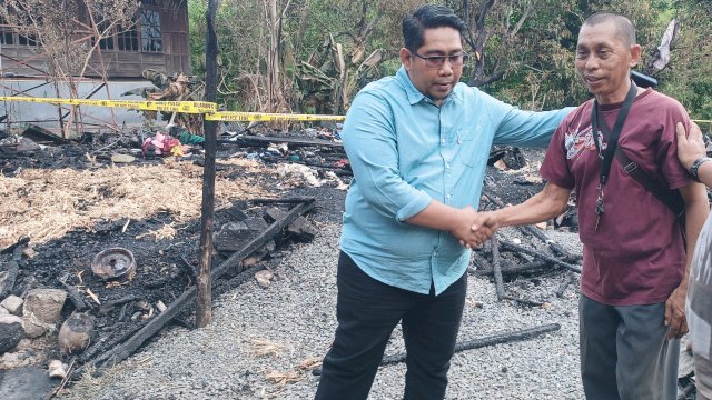 Ket : Ketua Partai Gelora Parepare, Asy'ari Abdullah saat mengunjungi Abd. Rahman Warga Kecamatan Bacukiki yang terkena musibah kebakaran (Foto : Mulyadi Ma'ruf / Republiknews.co.id)