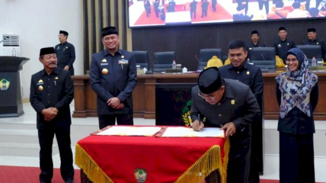 Bupati Gowa Adnan Purichta Ichsan didampingi Wakilnya Abd Rauf Malaganni saat menghadiri rapat paripurna di Ruang Rapat Paripurna DPRD Kabupaten Gowa, kemarin. (Dok. Humas Gowa)