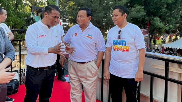 Ketua Umum KONI Sulsel, Yasir Machmud (kanan) bersama Ketua IKA Unhas Andi Amran Sulaiman mendampingi Prabowo Subianto di acara Sulsel Anti Mager 2023, Minggu (6/8/2023). (Foto: Istimewa)