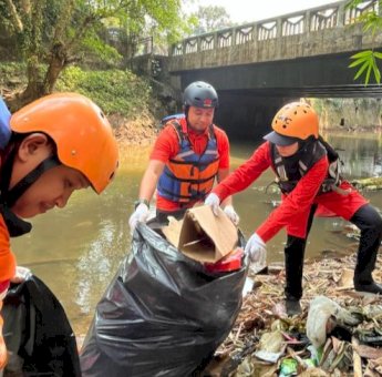 Sambut HUT RI ke-78, Habibnya Tangerang Gandeng Milenial Turun Bebersih Kali Pesanggrahan