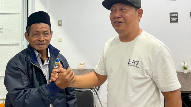 Pengusaha alat berat dari Kabupaten Enrekang, Ancong Saddi (kiri) resmi bergabung dengan Partai NasDem, Senin (14/8/2023). (Foto: Istimewa)