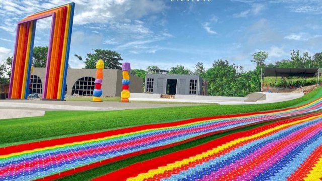 Wahana Rainbow Slide sepanjang 210 meter yang dimiliki objek wisata Maros Highland. (Foto: Instagram Maros Highland)