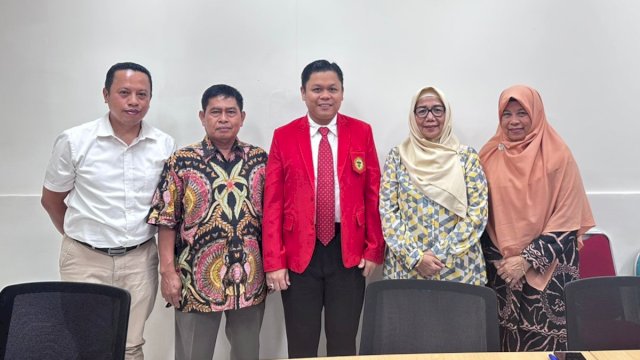 Yasir Machmud (tengah) berhasil menyelesaikan program magister Ilmu Pemerintahan di Pascasarjana Unhas, Selasa (22/8/2023). (Foto: Istimewa)
