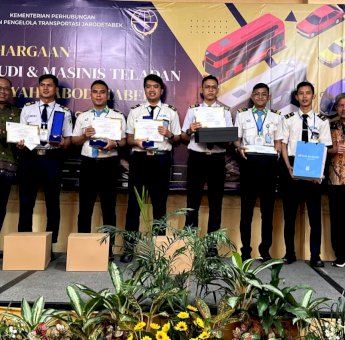 Robby Kurniawan Berikan Penghargaan ke Pramudi dan Masinis Teladan