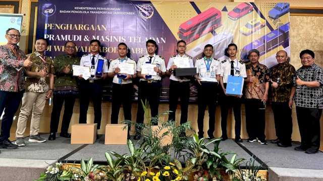 Para pemenang kategori Pramudi dan Masinis Teladan di wilayah Jabodetabek menerima penghargaan dari Kementerian Perhubungan melalui Badan Pengelola Transportasi Jabodetabek (BPTJ). (Foto: Istimewa)