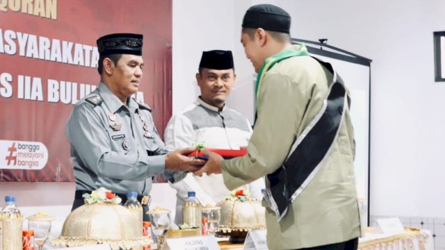 Kepala Divisi Pemasyarakatan Kanwil Kemenkumham Sulsel Suprapto saat hadir pada pelaksanaan Wisuda Warga Binaan Pemasyarakatan (WBP) Lapas Bulukumba, kemarin. (Dok. Humas Kanwil Kemenkumham Sulsel)