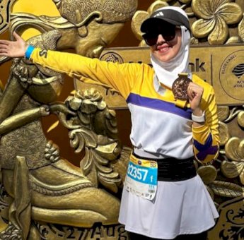 Runners Makassar Riri Fitriany Bersama Suami Ramaikan Maybank Marathon 2023 di Bali