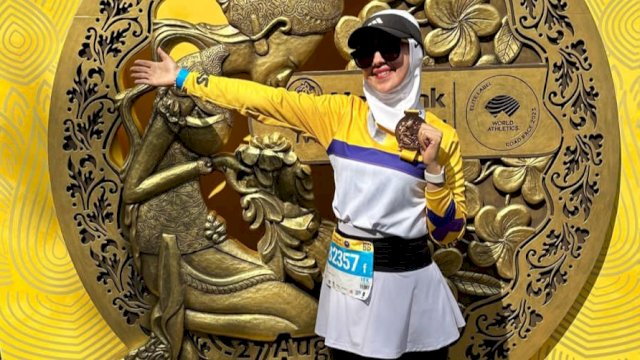 Runners Makassar Riri Fitriany menjadi salah satu peserta Maybank Marathon 2023 yang berlangsung di Bali, Minggu (27/08) kemarin. (Dok. Istimewa)