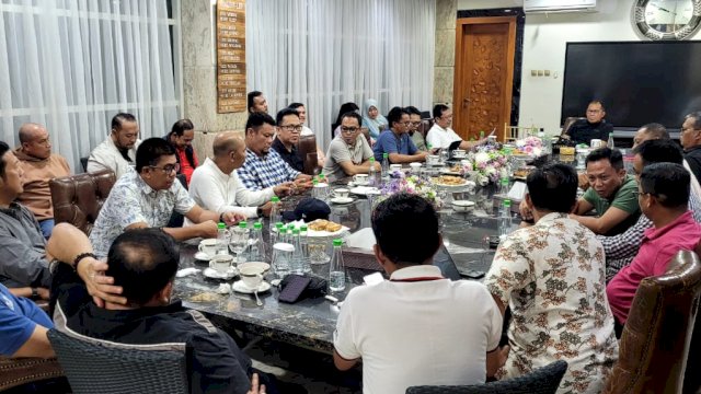 Wali Kota Makassar, Moh Ramdhan Pomanto memimpin rapat koordinasi bersama SKPD terkait Kontainer Makassar Recover di kediamannya, Jl Amirullah, Sabtu (1/7/2023). (Foto: Istimewa)